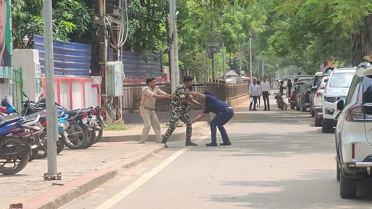 Bihar News: Minister's guards clashed with each other in front of RJD office, also waved arms