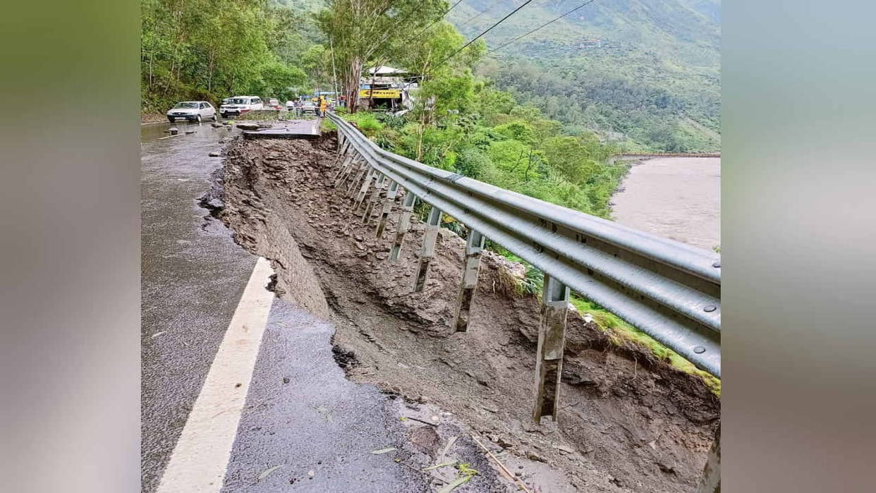 Himachal Flood Weather Updates Today:  two more dead bodies found, car fell in Sutlej, four missing, woman die