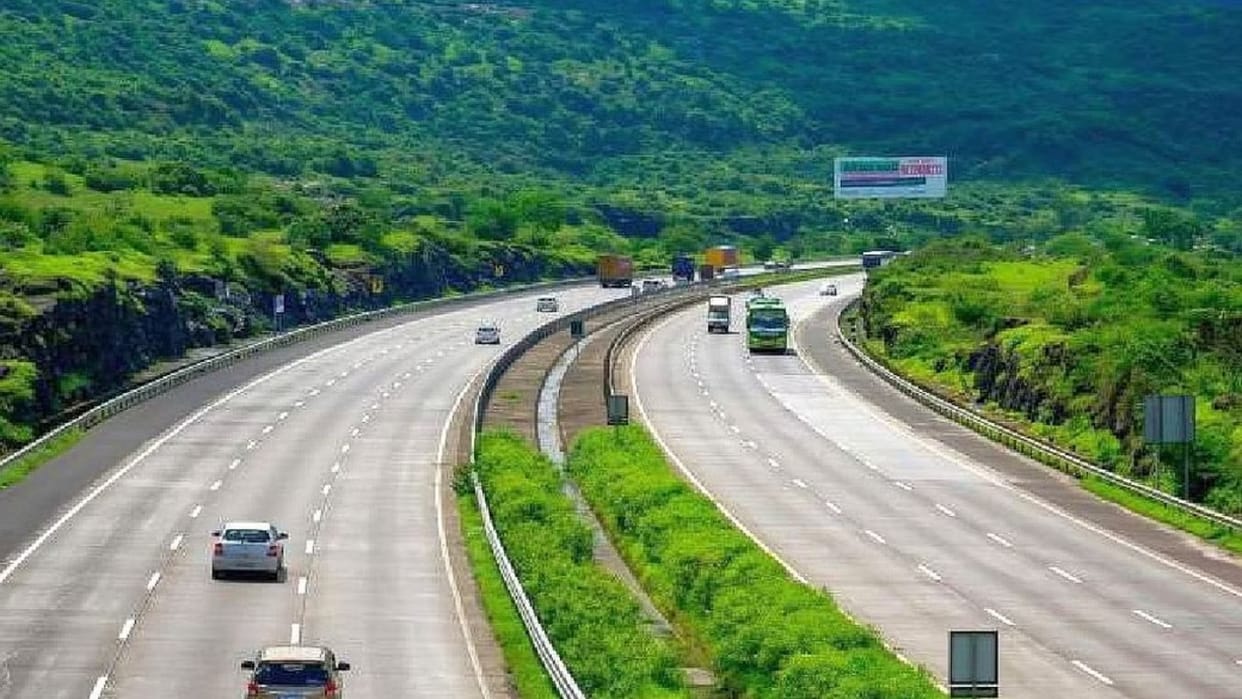 Maharashtra: Another accident on Samruddhi Expressway; Bus collides with trailer truck, 22 injured