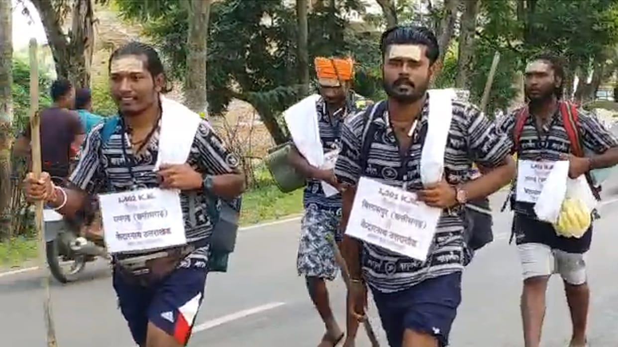 Sawan 2023: Four friends from Chhattisgarh set out on padayatra to visit Kedarnath Dham