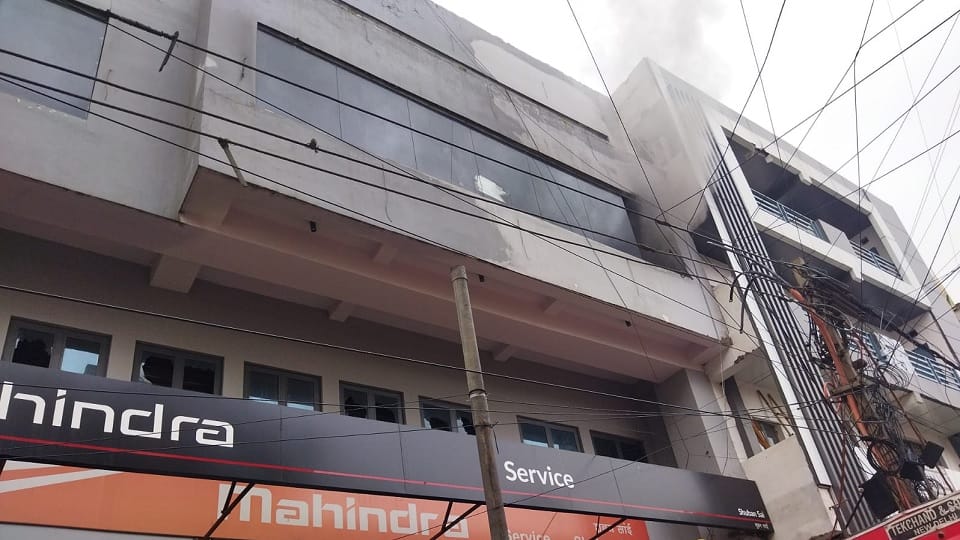 Fierce fire broke out in car showroom in Maya Puri area