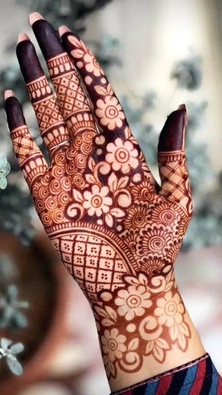 Karwa Chauth 2023 Mehndi Design back hand mehndi design simple and  beautiful - Karwa Chauth 2023 Mehndi Design: करवा चौथ पर लगाएं पिया के नाम  की मेहंदी, देखिए बैक हैंड के लिए