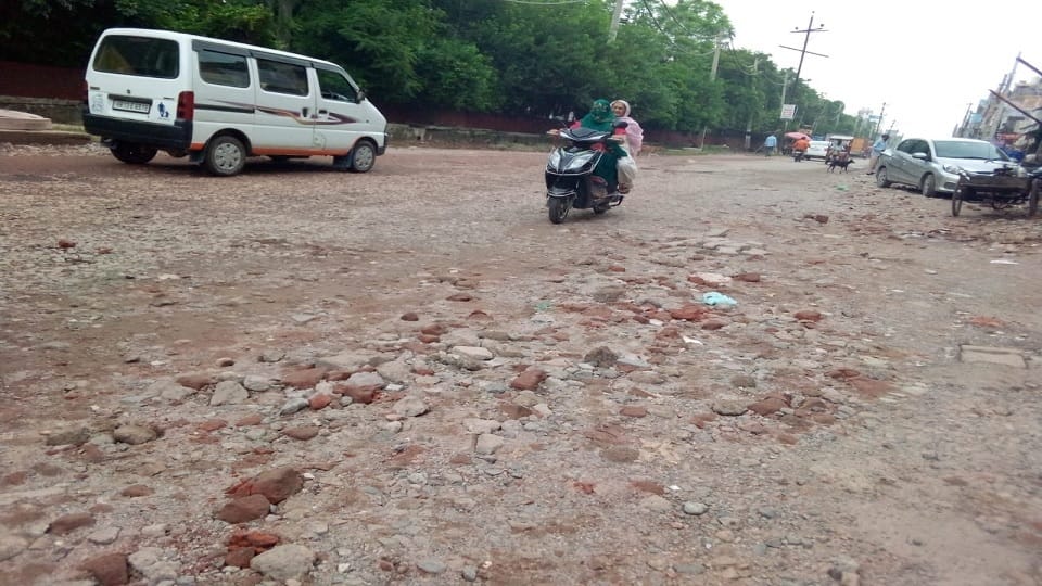 INLD thundered about dilapidated roads in Sonipat, protested and expressed anger, said–officials not hearing