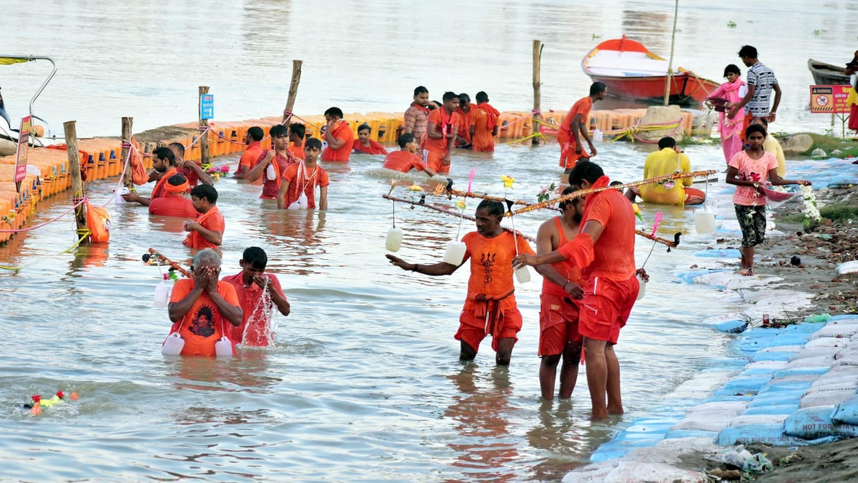 Sawan 2023: Chal Re Kanwariya Shiva's Dham... Devotees came out from house to house on the path of faith, high