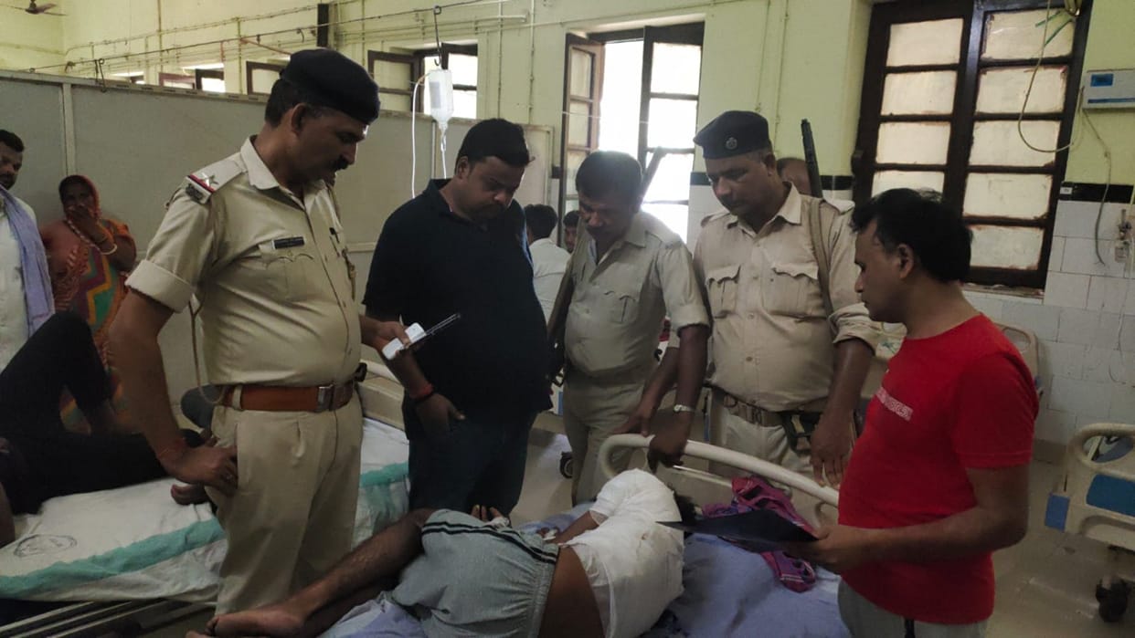 Three friends together stabbed a friend more than 15 times in Motihari, two youths were injured