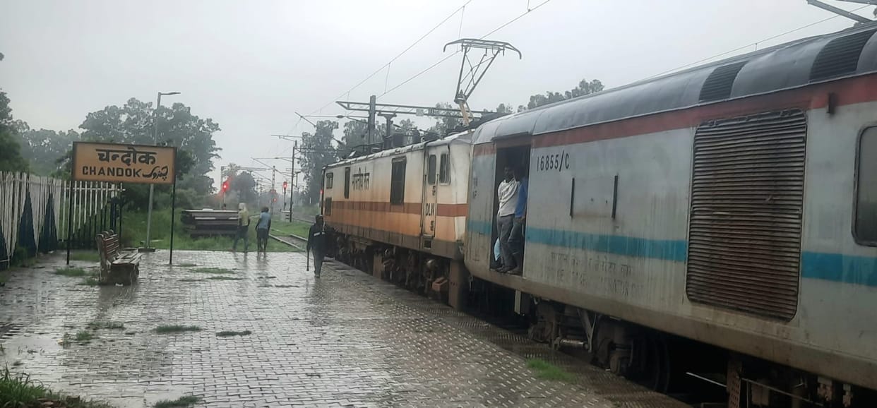 UP: Heavy rain since morning, water filled on railway line in Bijnor, two trains canceled due to falling trees