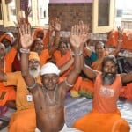 जम्मू के आधार शिविर में अमरनाथ जाने से पहले साधु