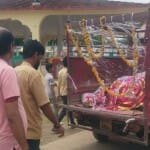 फूलों से सजी गाड़ी में दी गई आखिरी विदाई