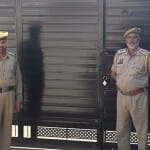 श्रीनगर में नेकां नेता के घर के बाहर खड़ी पुलिस