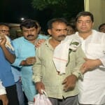 बाउंसर लगा कर टमाटर बेचने के आरोपी पिता-पुत्र का सपाइयों ने किया स्वागत