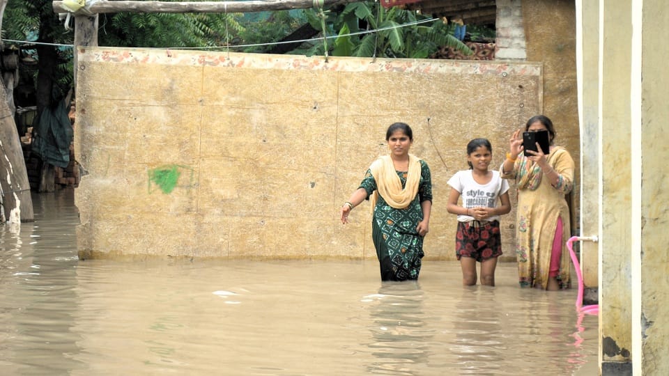 Yamuna Flood: Hindu refugees are showing trouble to their loved ones in Pakistan