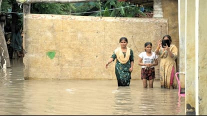 Yamuna Flood : दिल्ली की बाढ़ से पाकिस्तान में 'हलचल', हिंदू शरणार्थी अपनों को दिखा रहे हैं मुसीबत का मंजर Yamuna Flood: Hindu refugees are showing trouble to their loved ones in Pakistan
