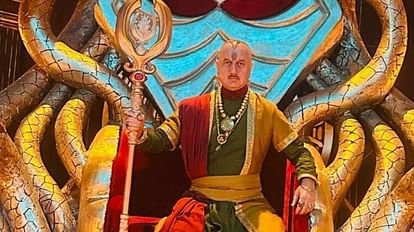 Anupam Kher: अनुपम खेर ने मजेदार पोस्टर जारी कर किया 539वीं फिल्म का एलान, यूजर ने कहा- नागिन 7 सिर्फ कलर्स पर Anupam Kher announced his 539th movie which will be a multi language fantasy film elicits hilarious reaction