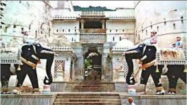 Rajasthan: इन मंदिरों में लागू है ड्रेस कोड...दर्शन करने जा रहे हैं तो इस तरह के कपड़े बिल्कुल ना पहनें Banner and boards put up in many ancient temples of Rajasthan on dress code