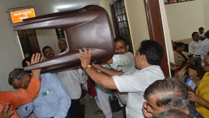 BJP workers scramble to meet supervisor