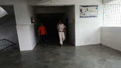 Bihar News: औरंगाबाद में दाउदनगर अनुमंडल अस्पताल के कैदी वार्ड से बंदी फरार, पुलिस कर रही छापेमारी Bihar News Prisoner absconded from prisoner ward of Daudnagar subdivision hospital in Aurangabad