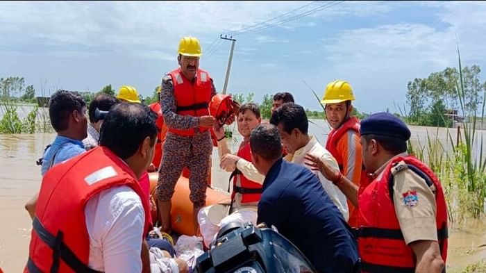 Flood in Roorkee CM Pushkar singh Dhami inspected Villages by sitting in tractor and raft Photos