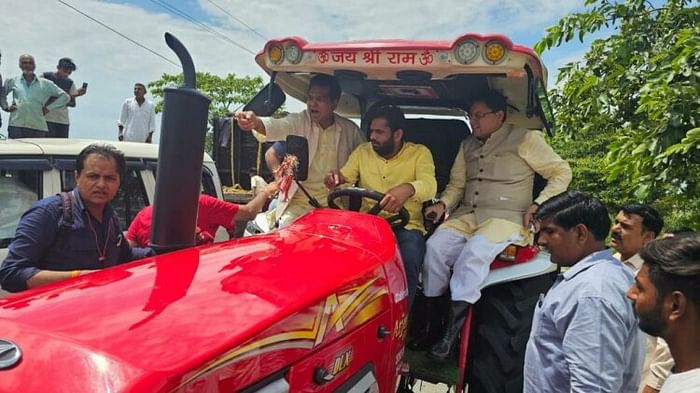 Flood in Roorkee CM Pushkar singh Dhami inspected Villages by sitting in tractor and raft Photos