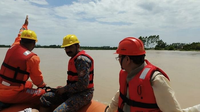 Flood in Roorkee CM Pushkar singh Dhami inspected Villages by sitting in tractor and raft Photos