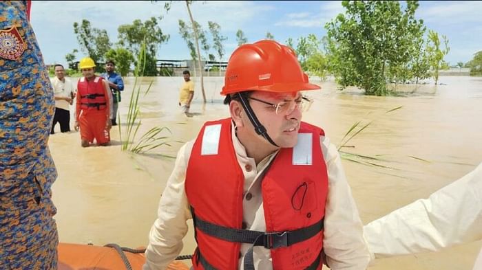 Flood in Roorkee CM Pushkar singh Dhami inspected Villages by sitting in tractor and raft Photos