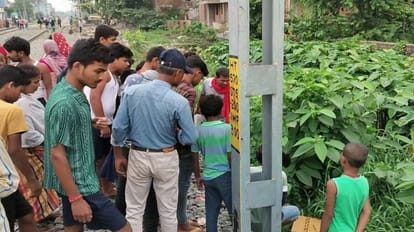 Darbhanga News: रेलवे ट्रैक के किनारे झाड़ियों में मिला नवजात का शव, जांच में जुटी पुलिस Darbhanga News Dead body of newborn found on railway track police engaged in investigation