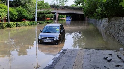 Delhi Flood: बाढ़ और प्यास से एक साथ जूझ रही दिल्ली, बड़े नालों को बैकफ्लो से बचाने के लिए किया बंद Delhi Flood: Delhi battling flood and thirst simultaneously, large drains closed to save them from backflow