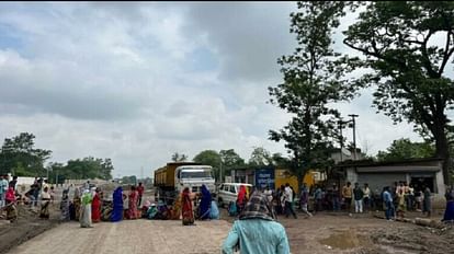 Villagers descended on road for demand of under bridge in Korba-Champa highway