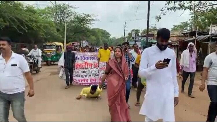 Shivpuri The Councilor Filled The Pand On The Road Staged A Sit In With The Residents Amar