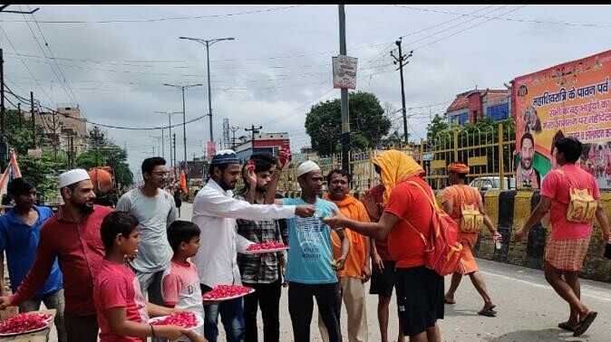 Kanwar Yatra: The highway became saffron, the kanwariyas moving towards the pagodas dancing and singing