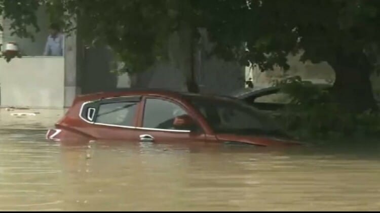 Delhi Flood Photos: मुसीबत में दिल्लीवासी, कई इलाकों में घुसा पानी, सड़कें बंद; दिल्ली की इन तस्वीरों ने डराया Yamuna water has come on roads and colonies in low-lying areas of Delhi