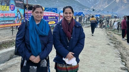 Amarnath Yatra 2023: लखनपुर से कश्मीर तक गूंज रहे जयकारे, बैडमिंटन खिलाड़ी साइना नेहवाल भी पहुंची बाबा के दर Amarnath Yatra 2023: Cheers resonating in Jammu Kashmir, badminton player Saina Nehwal reached yatra