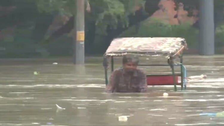 Delhi Flood Photos: मुसीबत में दिल्लीवासी, कई इलाकों में घुसा पानी, सड़कें बंद; दिल्ली की इन तस्वीरों ने डराया Yamuna water has come on roads and colonies in low-lying areas of Delhi
