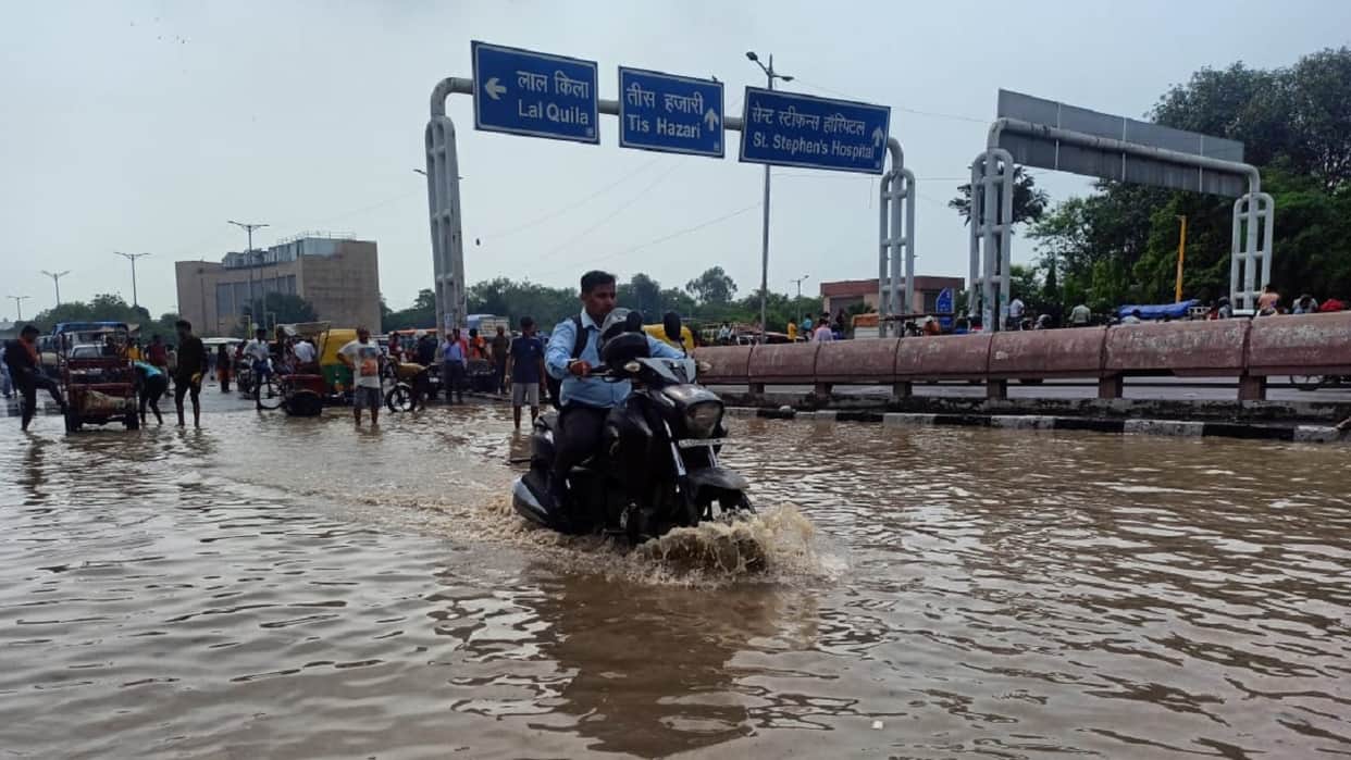 Delhi yamuna flood update water entered in low lying areas besides ring road and isbt kashmiri gate