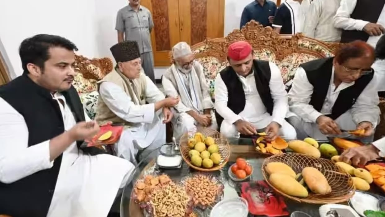 Akhilesh Yadav and his party leaders enjoy mango in Malihabad.