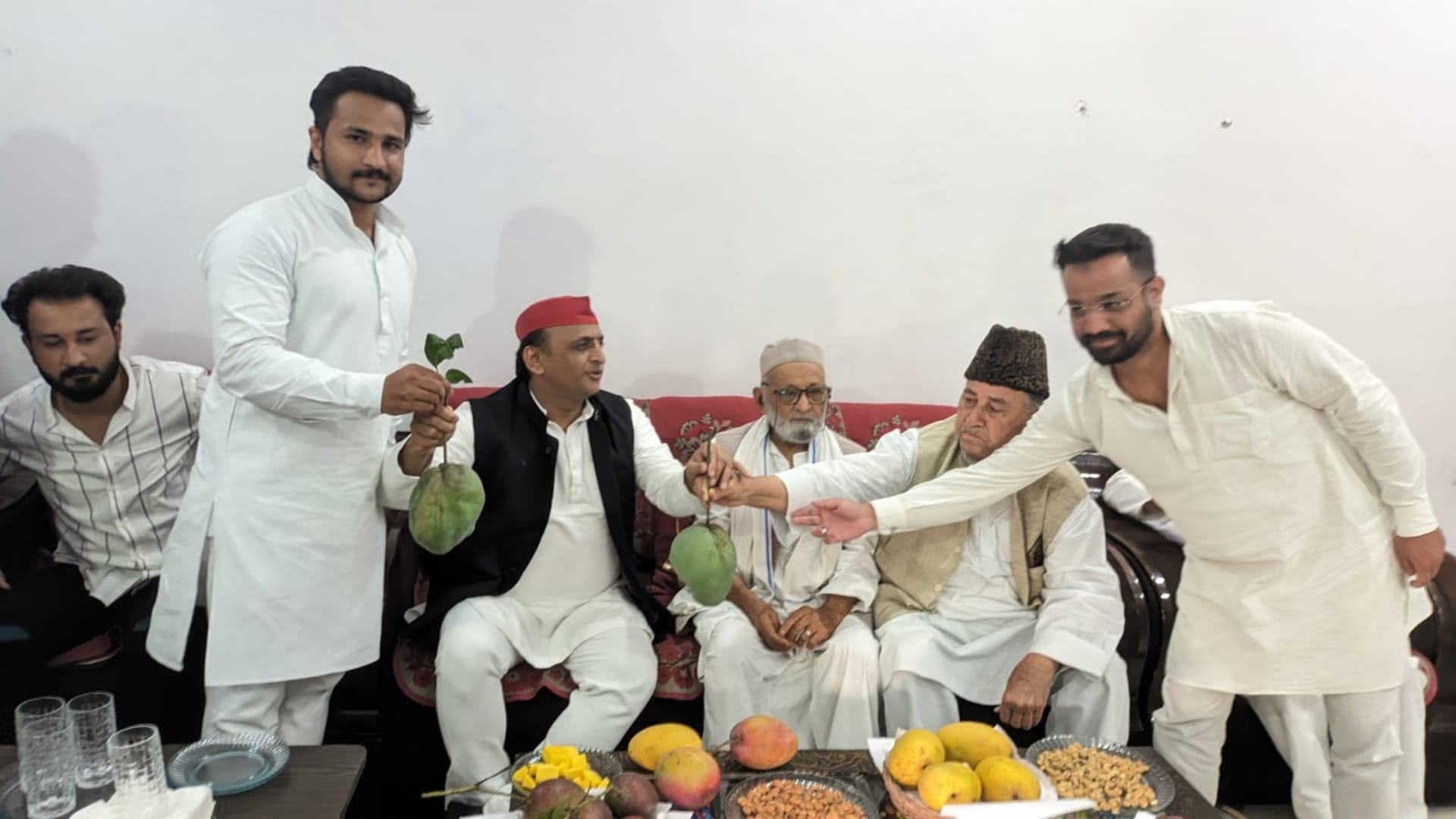 Akhilesh Yadav and his party leaders enjoy mango in Malihabad.