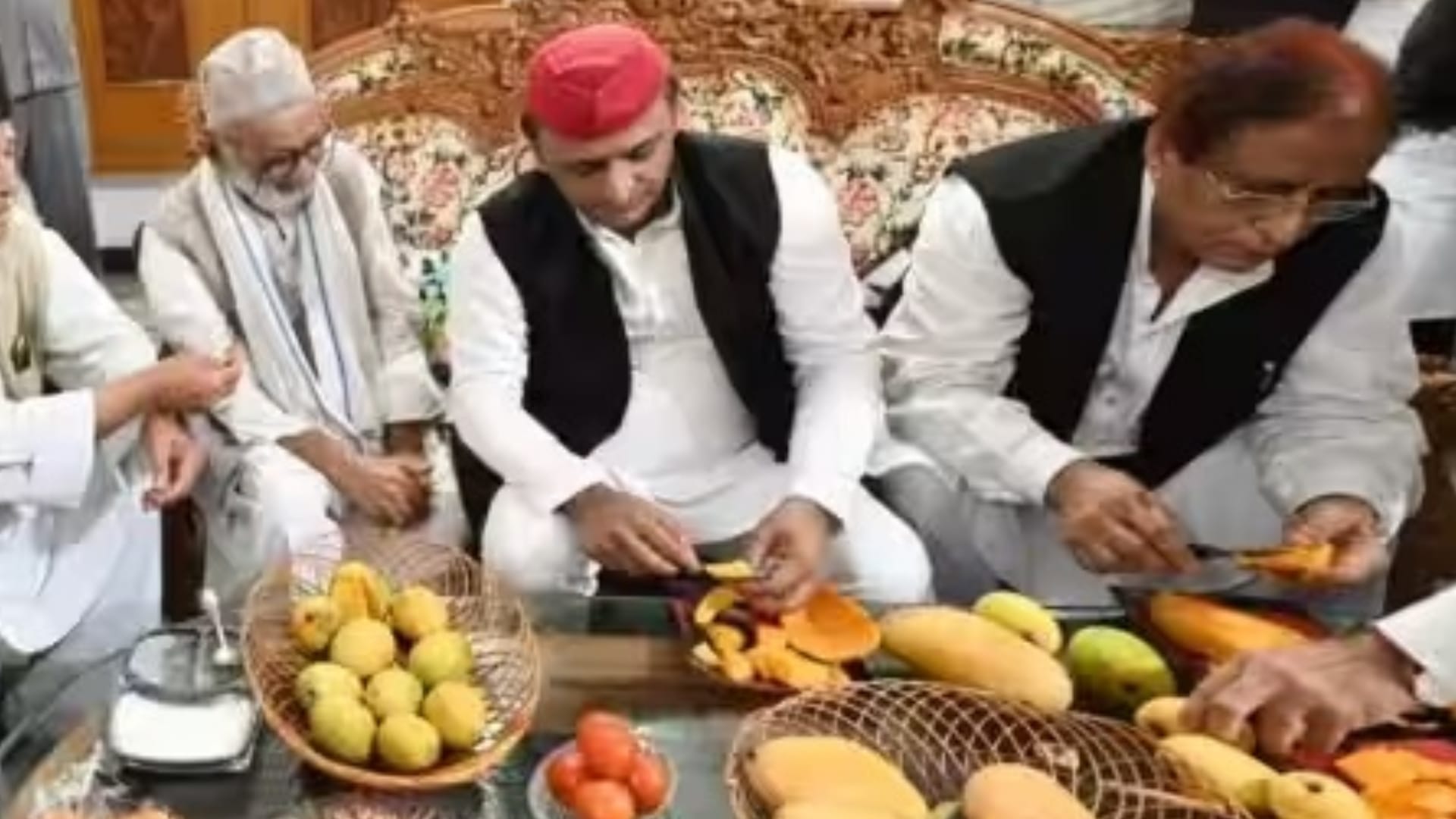 Akhilesh Yadav and his party leaders enjoy mango in Malihabad.