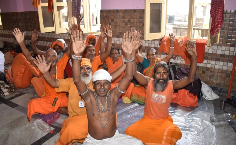 Amarnath Yatra 2023: largest batch left holy cave from Jammu, tokens given to 5400 devotees