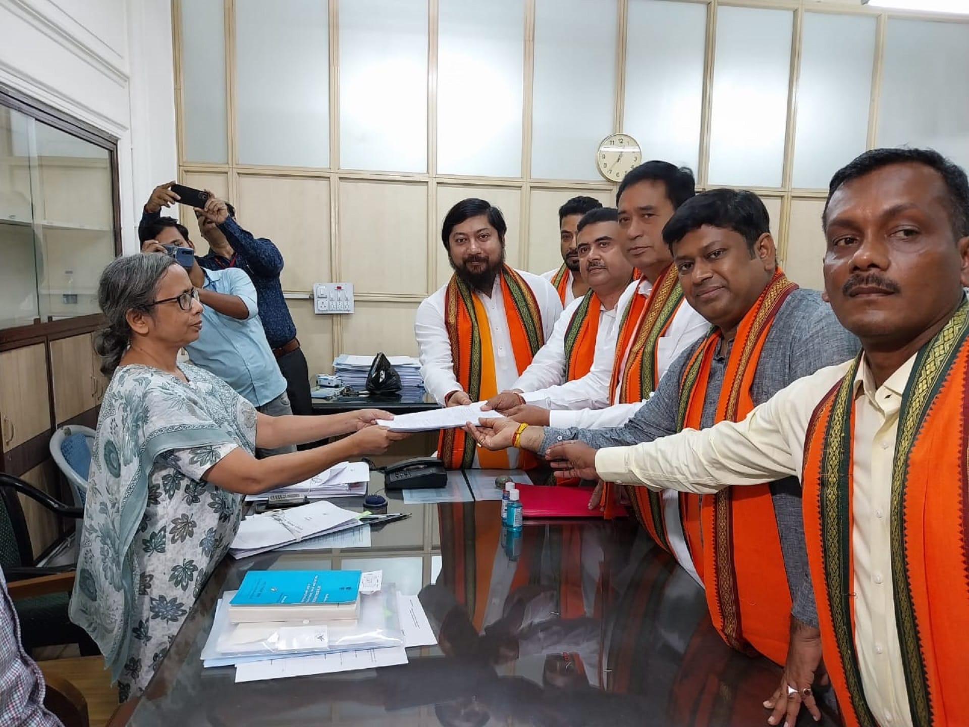 अनंत महाराज नामांकन भरते हुए