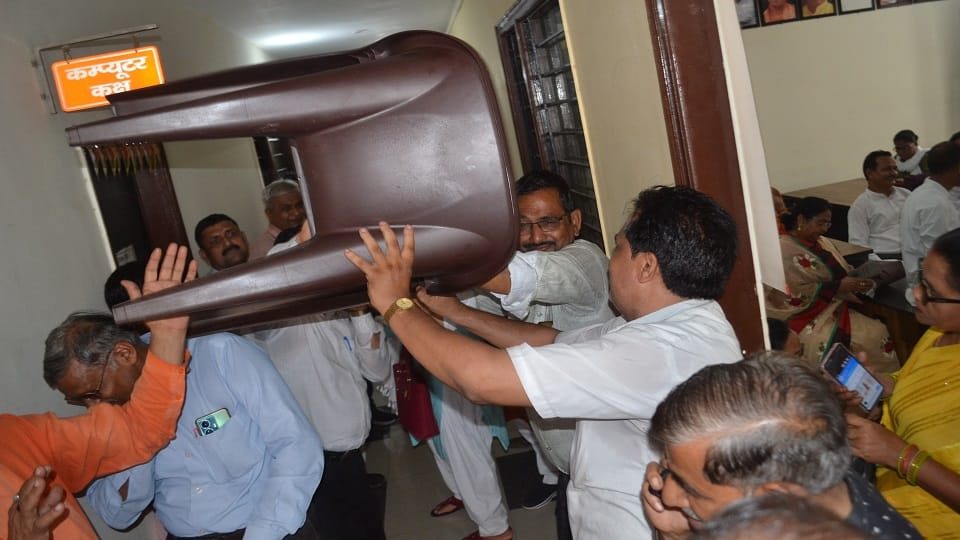 BJP workers scramble to meet supervisor