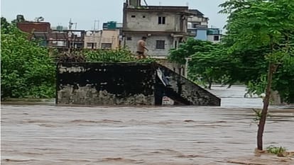 Water level of Ganga has increased in Bijnor, villages of Khadar area are in danger
