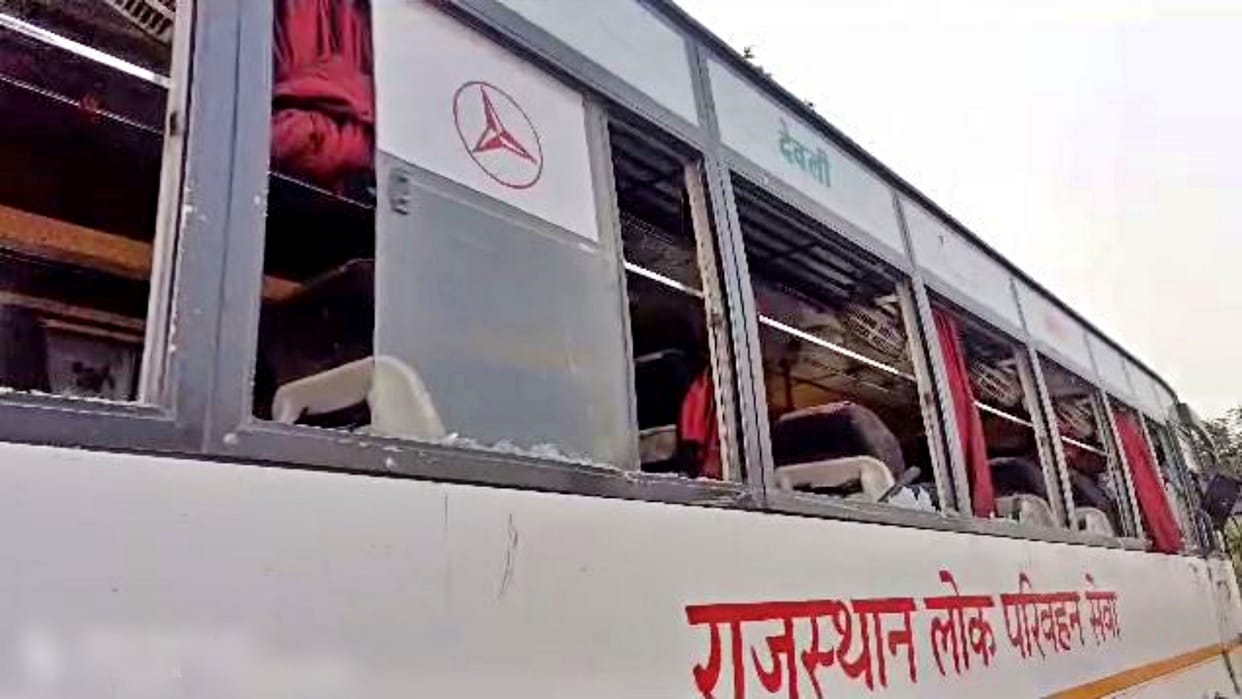 Miscreants attacked by stopping roadways bus in Tonk Devli