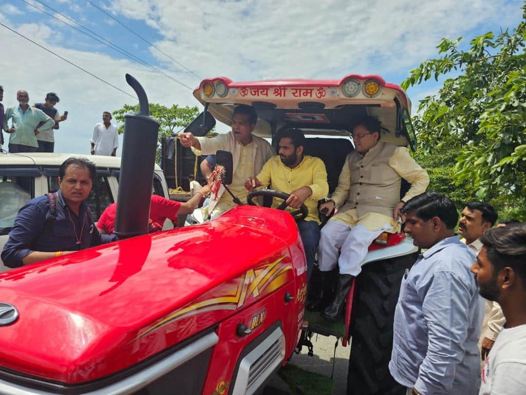 Flood in Roorkee CM Pushkar singh Dhami inspected Villages by sitting in tractor and raft Photos