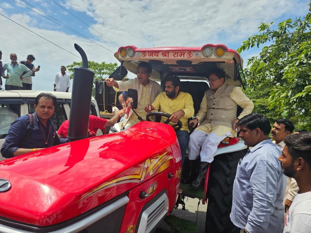 Flood in Roorkee CM Pushkar singh Dhami inspected Villages by sitting in tractor and raft Photos