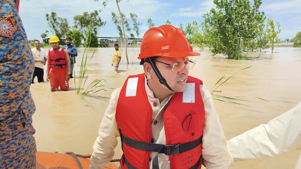 Flood in Roorkee CM Pushkar singh Dhami inspected Villages by sitting in tractor and raft Photos