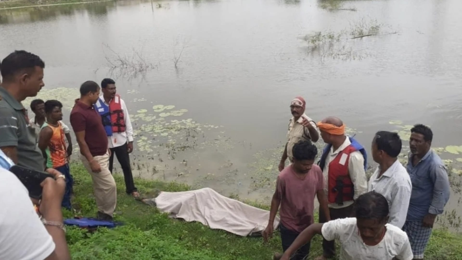 पुलिस ने करीब 15 घंटे बाद तालाब से बरामद किया शव।