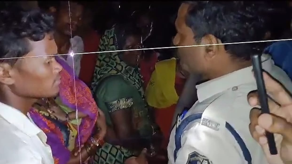 Villagers clashed with Excise Department team after illegal liquor was caught in Korba