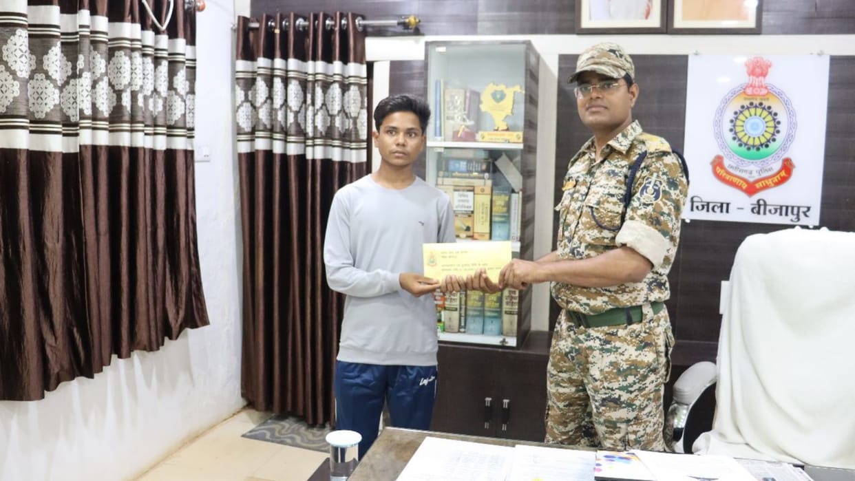 Chhattisgarh Naxalite: Naxalite with prize money of two lakhs surrendered in bijapur