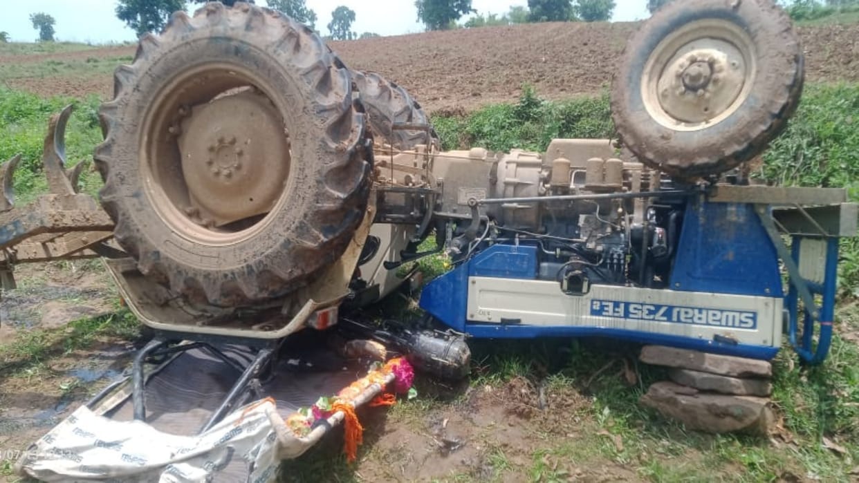 Damoh News Farmer died due to overturning of tractor on bund while sowing in the field