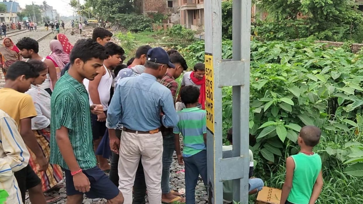 Darbhanga News Dead body of newborn found on railway track police engaged in investigation