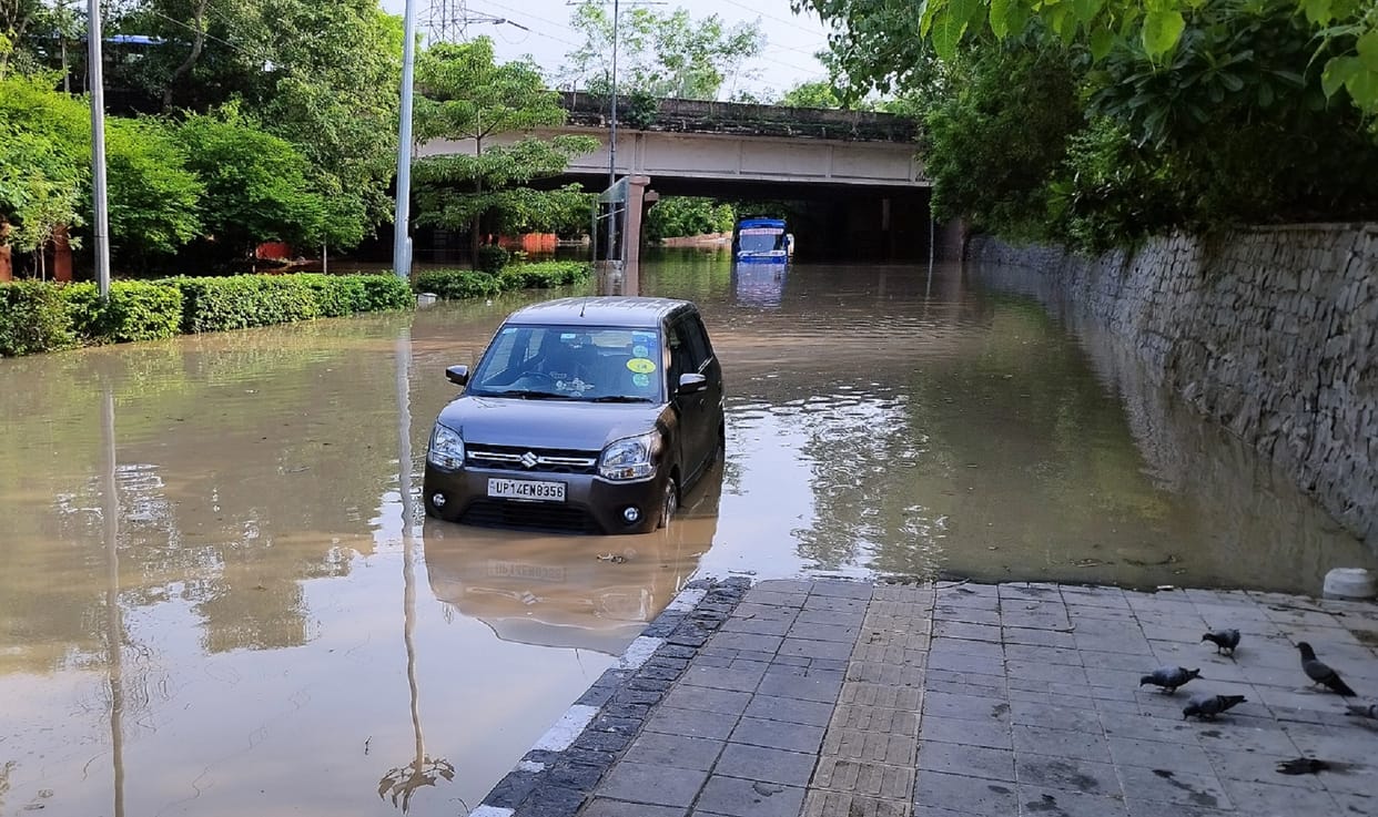 Delhi Flood: Delhi battling flood and thirst simultaneously, large drains closed to save them from backflow